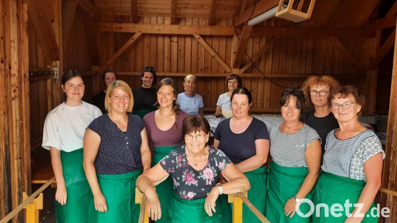 Alle OGVler packen in Angfeld mit an, um Gästen Pizza und Zwiebelkuchen zu servieren. Bild: OGV Angfeld/exb