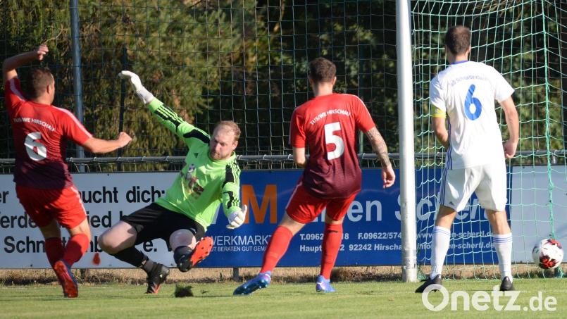 Zum Auftakt der Kreisliga kam es zum Derby zwischen Schnaittenbach (in Weiß) und Hirschau. Das erste Tor der Saison erzielten dabei die Schnaittenbacher durch ihre Nummer 10 Niko Becker., hier nicht am Bild dafür die geschlagene Abwehr der Hirschauer. Bild: Andreas Brückmann