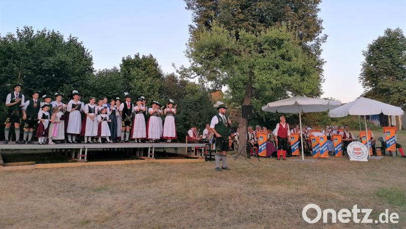 Die Stadtkapelle Windischeschenbach, &quot;Neihauser Boum&quot; und Tanzeinlagen der &quot;Waldnaabtaler&quot; sorgen zum Serenadenauftakt für gute Unterhaltung. Bild: bey