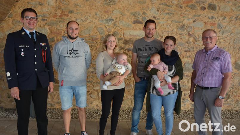 Bürgermeister Max Bindl (rechts) hatte zum halbjährlichen Neugeborenenempfang eingeladen. Mit im Bild (von links) Philipp Sölch, Zweiter Kommandant der Feuerwehr Konnersreuth, Jugendbeauftragter Manuel Ernst, Bianca Bauer mit Sohn Yannis sowie Alexander und Tamara Bauer mit Tochter Leni. Bild: jr