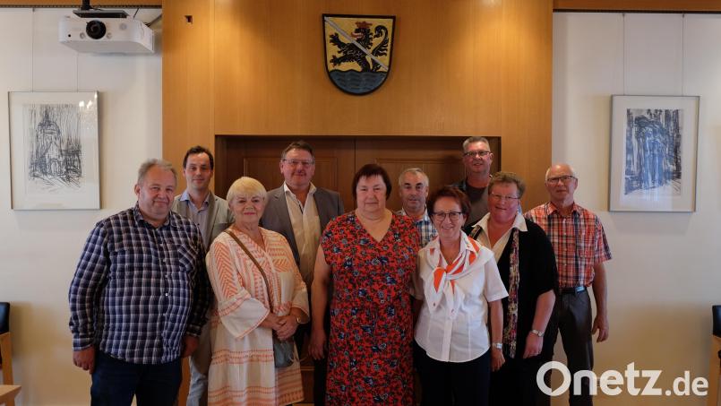 In Vilseck wurden langjährige Blutspender geehrt (von links): Peter Weiß, BRK-Kreisgeschäftsführer Sebastian Schaller, Eleonore Koller, Bürgermeister Hans-Martin Schertl, Claudia Specht, Karl Stubenvoll, die Leiterin des Blutspendedienstes Vilseck, Brigitte Ringelstetter, Walter Kleindienst, Petra Meiler und Josef Kredler. Bild: Stefanie Gradl