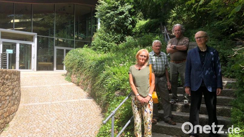 Das Kulturforum Wernberg-Köblitz mit seinem Ersten Vorstand Helmut Burkhardt, Zweiten Vorstand Herrmann Meiller, Schriftführer Franz Neblich und Kulturbeirätin Gerti Loelgen vor dem Gedankengebäude bei der Burg Wernberg. Im architektonischen Kunstbau finden regelmäßig kulturelle Abendveranstaltungen statt. Bild: mis