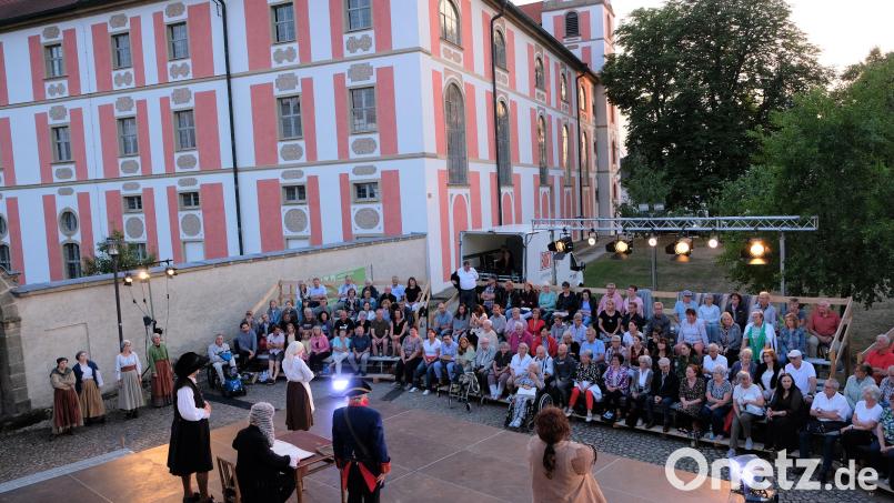 Große Kulisse in Speinshart bei der Komödie &quot;Schikaneder&quot;, die vom Landestheater Oberpfalz im großen Klosterhof aufgeführt wurde Bild: do