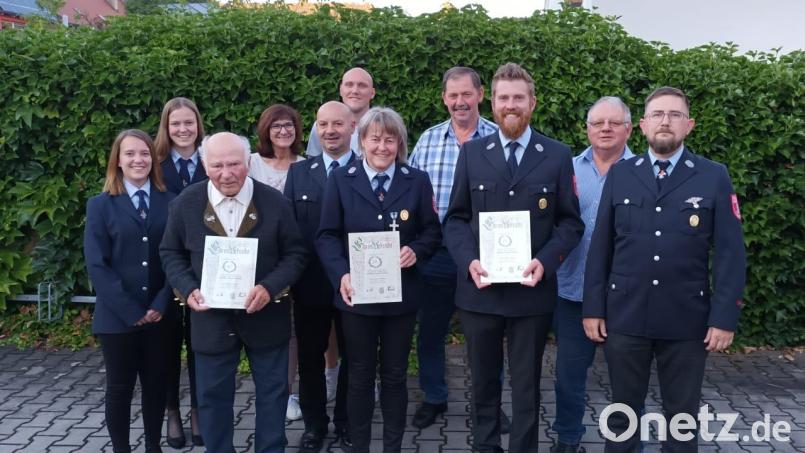 Den langjährigen Mitgliedern Franz Karl, Christa Segerer, Albert Karl gratulieren Kommandant Stefan Herkommer (vorne, von links) Neuzugang
Miriam Schober, Zweite Vorsitzende Anja Segerer, Dritte Bürgermeisterin Evi Höllerer, Vorsitzender Matthias Dobmeier,
Neuzugang Alexander Holzwarth, Anton Hoffmann für 12 Jahre Kassier un Otto Weiß für 30 Jahre Schriftführer (hinten, von links). Bild: mma