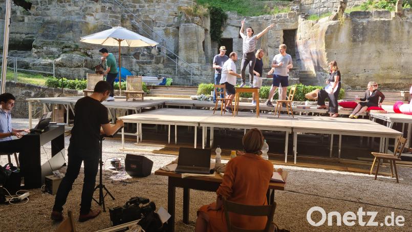 Dirigent Michael Konstantin und Regisseurin Magdalena Weingut weisen ihre Schauspieler auf der Naturbühne Schönberg an. Bild: sne