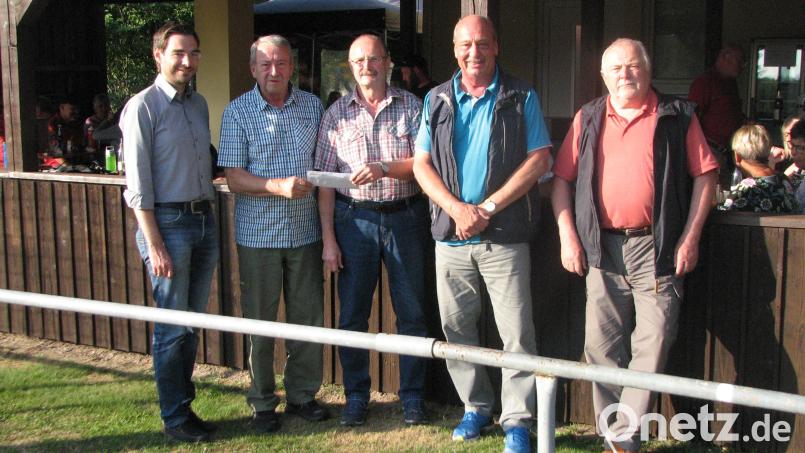 Im Beisein von Landtagsabgeordnetem Stephan Oetzinger (links), Rudolf Bergemann (Zweiter von rechts)) und Alois Vollath (rechts) überreichte Harald Forster (Mitte) an Vorsitzenden Hans Klemm (Zweiter von links) ein Kuvert mit 450 Euro. Bild: knh