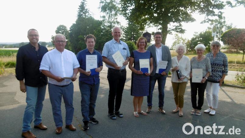 Die Geehrten des BLLV-Kreisverbandes Neustadt für 25 bis 60 Jahre Mitgliedschaft Bild: Armin Aichinger/exb