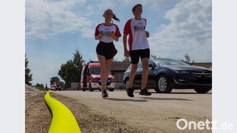 Immer dem gelben Schlauch hinterher: Heiß war es und der Weg war lang beim Schlauchmarathon zwischen Schwandorf und Nabburg. Bild: Andreas Sebast.