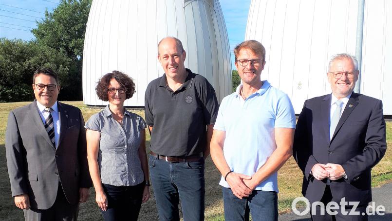 Die Verbandsvorsitzenden Andreas Feller (rechts) und Thomas Falter (links) wünschen zusammen mit Geschäftsleiterin Marion Steffl (Zweite von links) dem neuen Betriebsleiter Johann Fleischmann (Zweiter von rechts) und seinem Stellvertreter Markus Obermeier (Mitte) viel Erfolg. Bild: Sandra Beer/exb