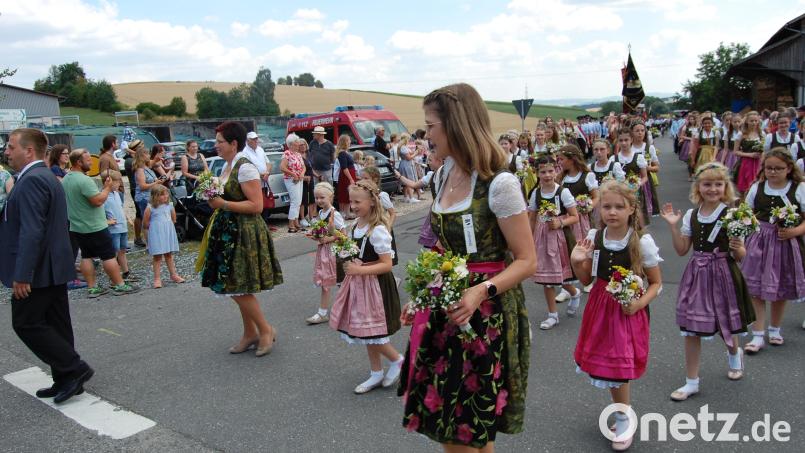 Die Wagen und Teilnehmer am großen Festzug in Kirchendemenreuth am Sonnntagnachmittag bieten ein farbenprächtiges Bild. Bild: phs