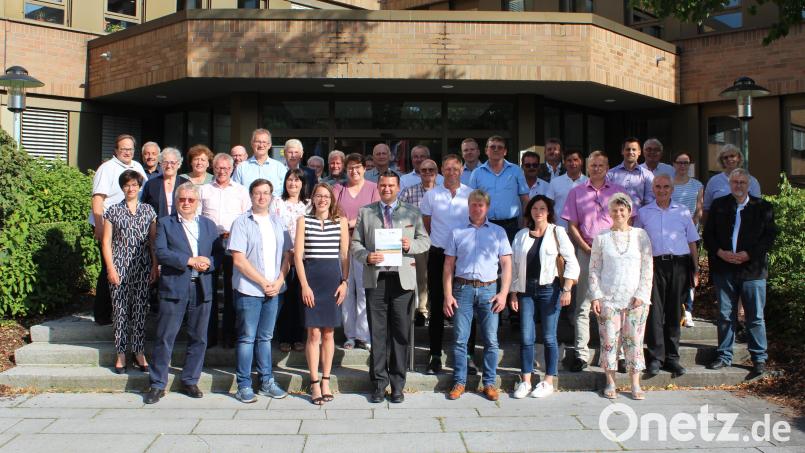 Landrat Thomas Ebeling (Mitte), die anwesenden Mitglieder, die LAG-Managerin Stephanie Wischert und der Leader-Koordinator Hans-Michael Pilz zeigt das Bild nach ihrer Sitzung am Landratsamt. Bild: Manuel Lischka, Landratsamt Schwandorf/exb