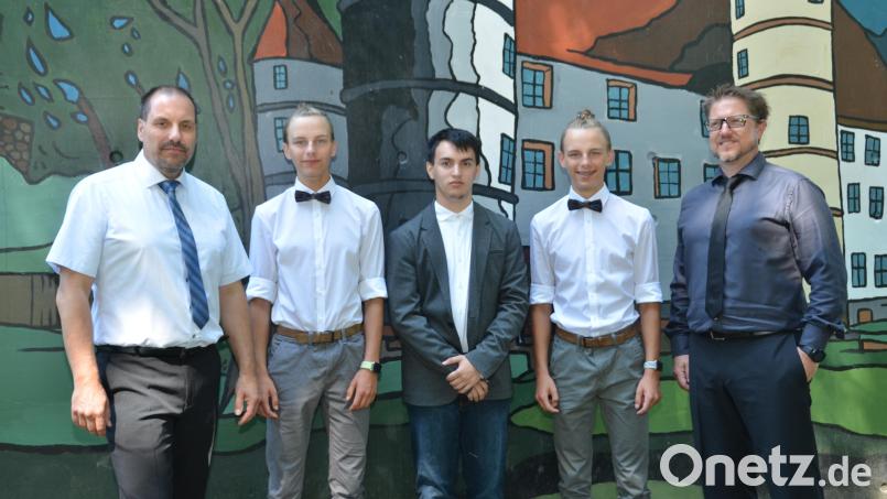 Die Gerth-Zwillinge aus Waldthurn und Daniel Vollath aus Floß schafften alle den Mittelschulabschluss im Sonderpädagogischen Förderzentrum. Darauf war nicht nur Förderschulstudienrat Robert Meggenrieder (rechts) stolz, sondern auch Schulleiter Michael Raab (links). Bild: dob