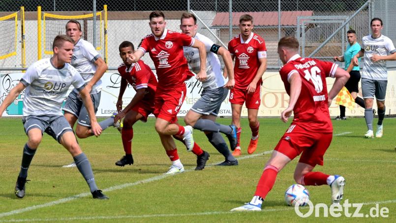 Die Weidener (helle Trikots) waren in Donaustauf meist in der Defensive. Vierter von links ist der Donaustaufer Lukas Dotzler, der aus Freudenberg stammt und vorher für die DJK Ammerthal spielte. Bild: Picasa