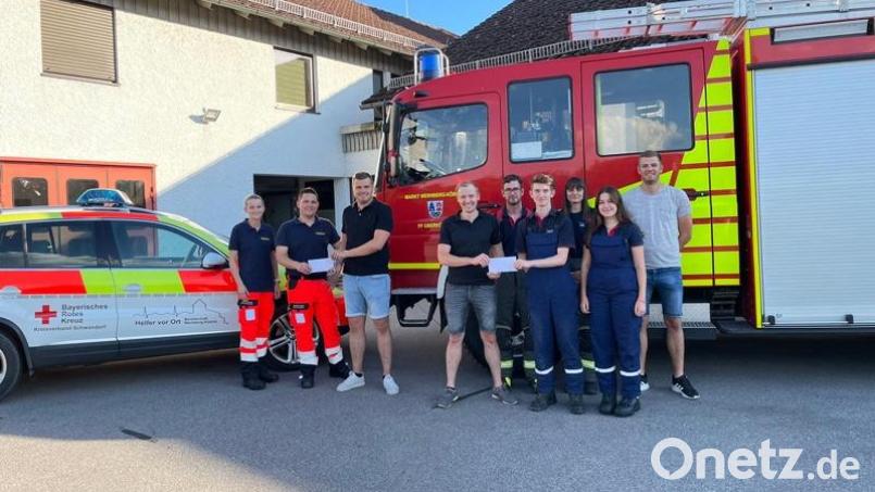 Die Helfer vor Ort sowie die Jugendfeuerwehr Oberköblitz freuen sich über eine Spende in Höhe von jeweils 250 Euro, übergeben von Mathias Lang, Manuel Jungwirth und Matthias Schreyer von den Bergstraßenfreunden. Bild: Schneider/exb