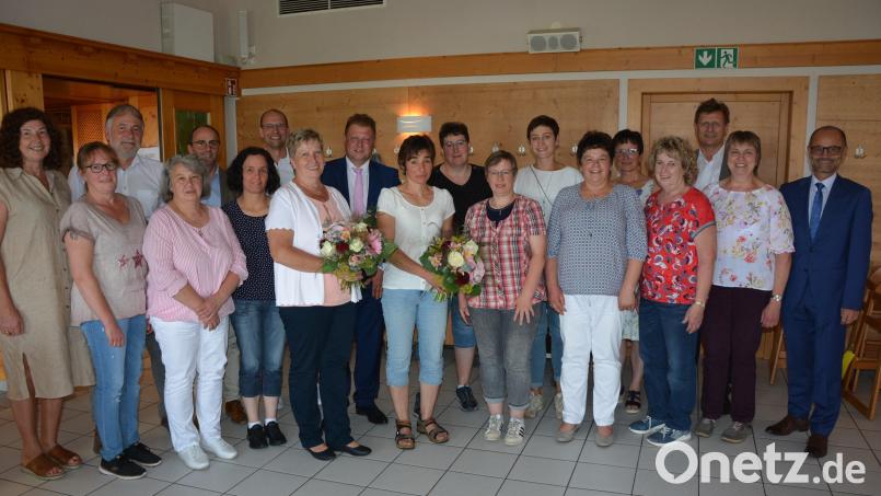 Mit dieser Mannschaft gehen die Landfrauen des Landkreises Tirschenreuth in die kommenden fünf Jahre. Kreisbäuerin bleibt Irmgard Zintl (Achte von links), neue Stellvertreterin ist Renate Preiß (rechts neben ihr). Mit im Bild BBV-Kreisobmann Ely Eibisch (Siebter von links), BBV-Geschäftsführer Ulrich Härtl (Dritter von links), Bürgermeister Stefan Grillmeier (Neunter von links), sowie stellvertretender Landrat Dr. Alfred Scheidler (rechts). Bild: jr