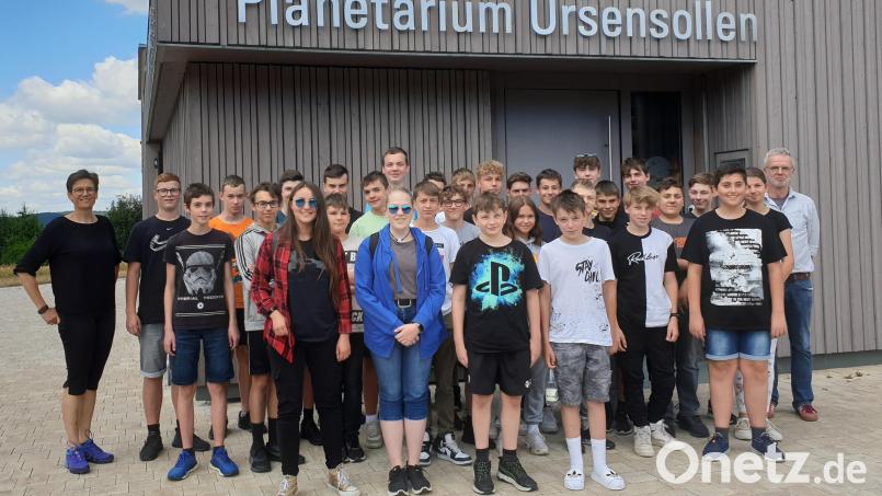 Die beiden Physiklehrer Susanne Heining (links) und Ralf Bäuml (rechts) hatten die Schülerinnen und Schüler gut auf den Besuch des Planetariums in Ursensollen vorbereitet. Bild: jzk