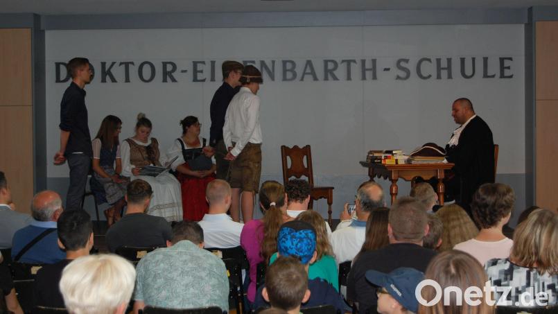 Ein besonderes Highlight war die Theatervorführung des Festspielvereins aus der Reihe des „Königlich Bayerischen Amtsgerichts“, bei der auch einige Mittelschüler mitwirkten. Bild: Christian Schreiner/exb