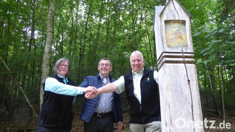 Von links: Naturpark-Geschäftsführerin Isabel Lautenschlager, Köhlereibeauftragter Josef Gilch, Naturpark-Vorsitzender Markus Dollacker an der Hirschmarter im Hirschwald. Bild: Claudia Straller