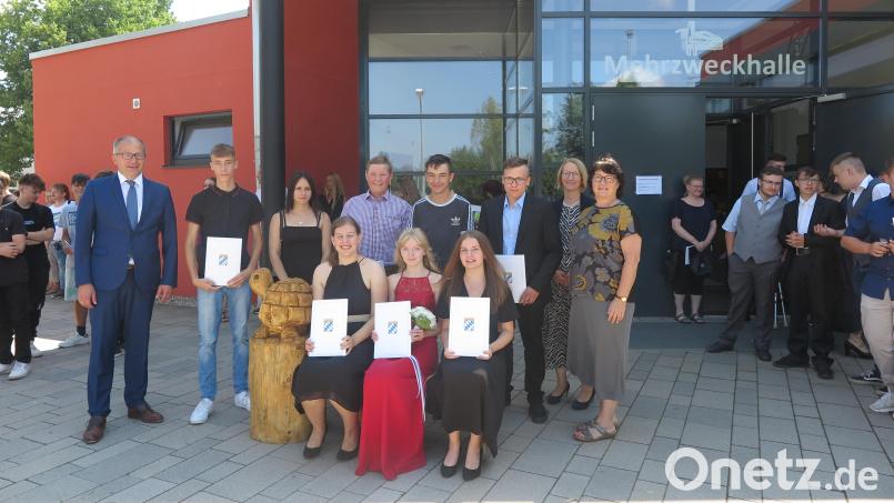 Bürgermeister Roman Schäffler (links), Klassenleiterin Iris Eckert und Schulleiterin Christine Wiesend (von rechts) gratulierten den Jahrgangsbesten der 9. und der 10. Klasse. Bild: jzk