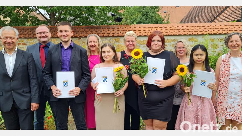 Auf dem Bild (von links): Thorsten Grädler, Uwe König, , Florian Heins (1,7), Konrektorin Claudia Neidl, Edina Hodzic (1,6), Rektorin Petra Ligensa, Michelle Severin (1,6), Barbara Streit, Oatchalaphon Sahwangphaeo (1,9) und Klassenleiterin Hildegard Seegerer-Thiel. Bild: khg