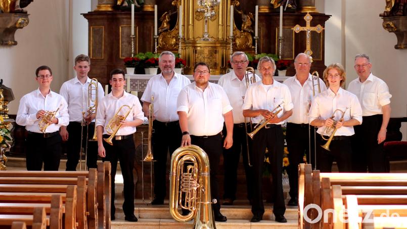 Die neun Blechbläser der Jugendblaskapelle Parkstein und Organist Harald Bäumler gastieren in St. Georg. Bild: hbl