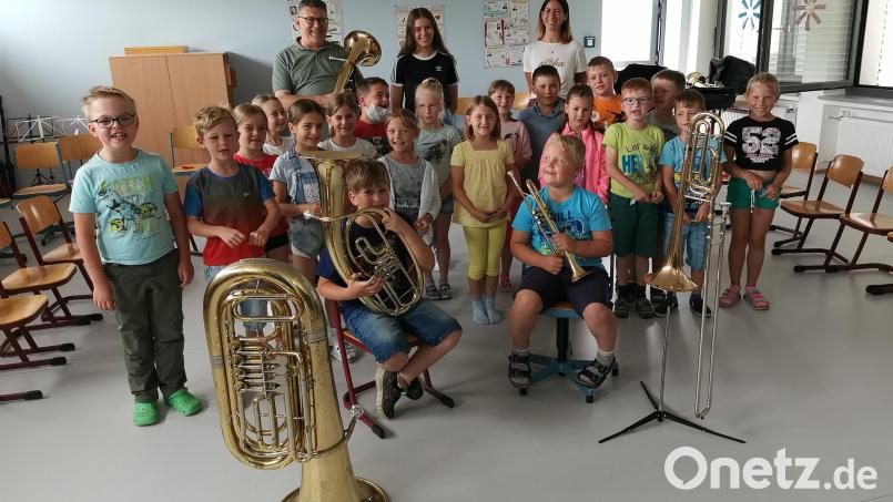 Die Blaskapelle Teunz mit Vorsitzender Daniela Juraske (rechts), Jugendvertreterin Leni Juraske und Ausbilder Stefan Karl informierte in der Grundschule Teunz über die Instrumentalausbildung. Im Bild die zweite Klasse mit den Musikschülern Paul (Tenorhorn) und Lucas (Trompete). Bild: Portner/exb
