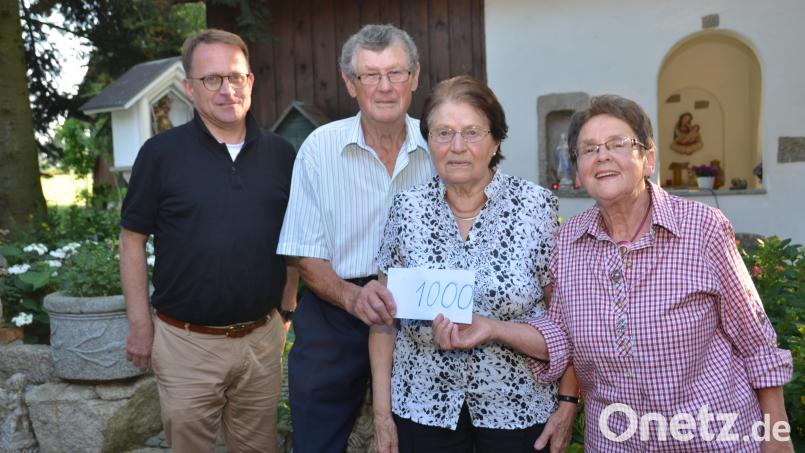 Christa Wildenauer (rechts) bewies am Patroziniumstag ihrer Christophorus-Kapelle wieder ein großes Spenderherz. Sie überreichte im Beisein von Dekan Alexander Hösl (links) 1000 Euro an das Mesner-Ehepaar Helmut und Margareta Braun für den Blumenschmuck in der Filialkirche St. Thomas in Oberlind. Bild: dob