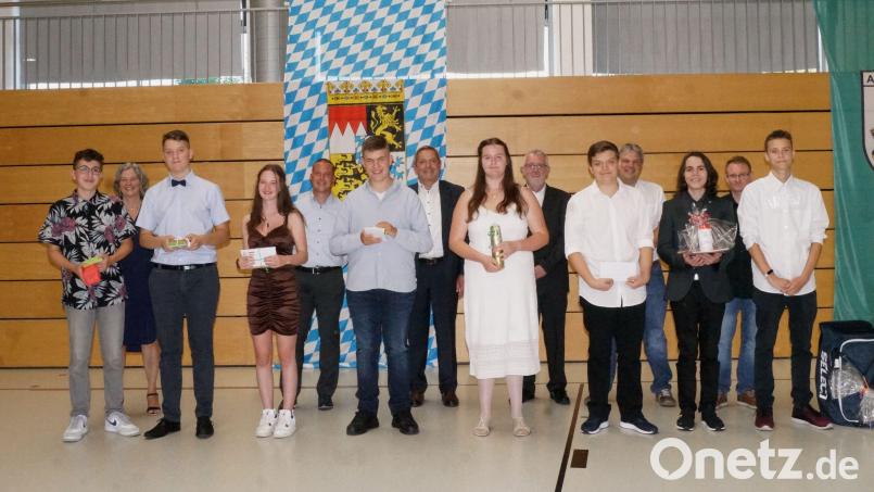 Die besten Abschlüsse schafften an der Mittelschule Auerbach (vorne, von rechts) Florian Wache, Simon Leißner, Fabian Maag, Sarah Lang, Lion Bednarsch, Evi Rümpelein, Robin Miess und Samet Sezer. Mit ihnen freuten sich (hinten, von rechts) Die Lehrkräfte Patrick Legien und Stefan Lautner, Schulleiter Ferdinand Höllerer sowie die Bürgermeister Joachim Neuß und Jörk Kaduk sowie stellvertretende Schulleiterin Renate Schmidt. Bild:  Mittelschule Auerbach/exb