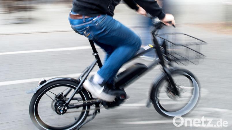 Ein betrunkener Radfahrer stieß mit einem geparkten PKW zusammen und flüchtete zunächst. Symbolbild: Hauke-Christian Dittrich/dpa