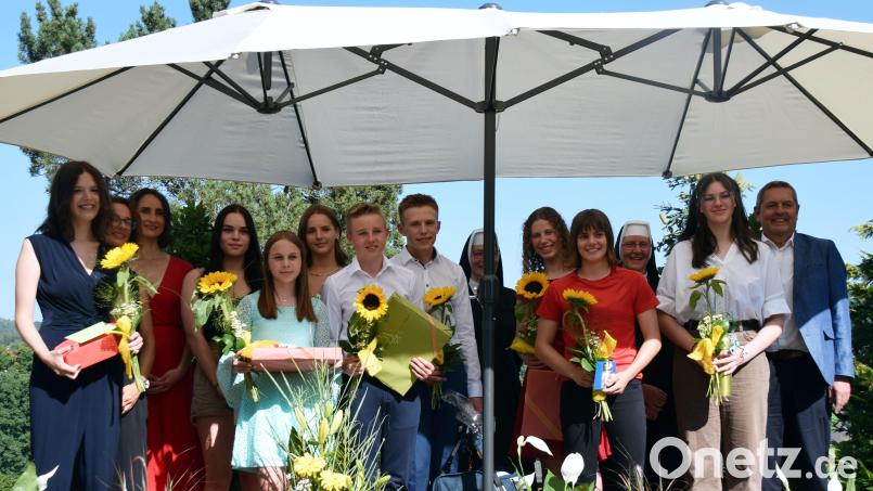 Die Jahrgangsbesten mit der Schulleiterin Schwester Lioba Endres, Provinzoberin Schwester Lucilla Hauser, Bürgermeister Joachim Neuß sowie den Klassenleiterinnen Greta Gareis und Katja Mandel. Bild: wku