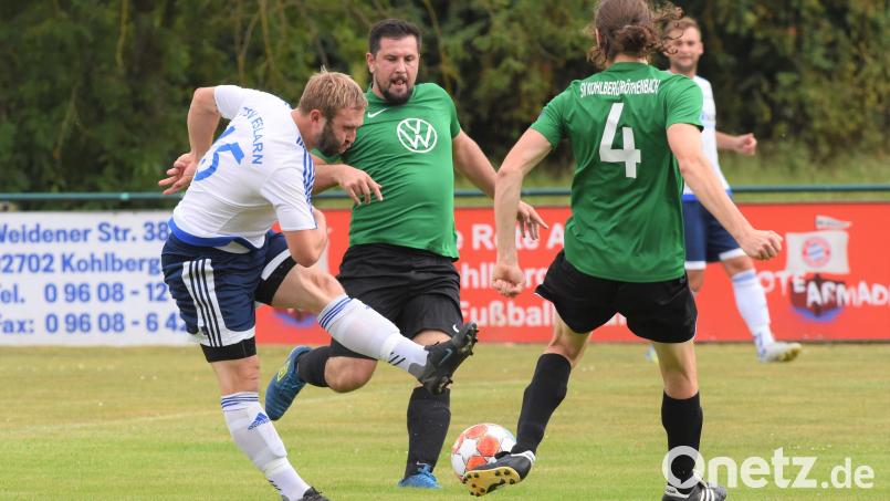 Szene aus der Partie SV Kohlberg gegen den TSV Eslarn: Der Eslarner Daniel Bäumler (links) zoeht vor den Kohlbergern Adrian Reil (Mitte) und Hermann Dierl ab. Bild: Büttner, Gerhard