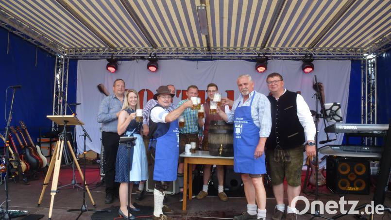 Anstoß auf ein fröhliches Marktfest: Ehrenschirmherr LTC Antony Kigth (mit Hut) und Schirmherr Bürgermeister Ludwig Biller mit Vereinsgemeinschaftschef Andreas Malzer, Brauerei-Juniorinhaber Sebastian Dorfner (hinten, Mitte) sowie einigen Gemeinderäten. Bild: bk