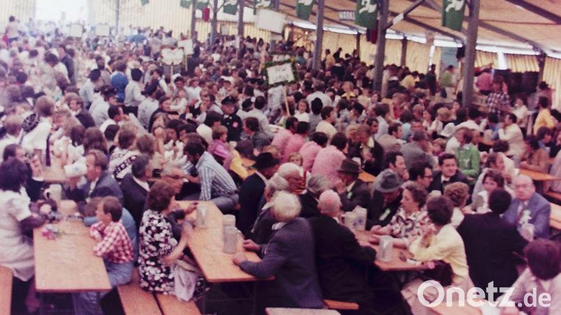 Blick in das Festzelt bei der Feier zum 50-Jährigen 1975. Damals waren so große Fetzelte eine Neuheit. Der Giebel war deutlich spitzer, die Konstruktion teilweise aus Holz. Fotos vom Fest damals sind gesucht. Bild: Archiv gri