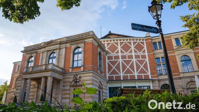 Die Aktivisten fordern am Festspielhaus Bayreuth mehr Klimagerechtigkeit für den globalen Süden. Symbolbild: Nicolas Armer/dpa/Symbolbild