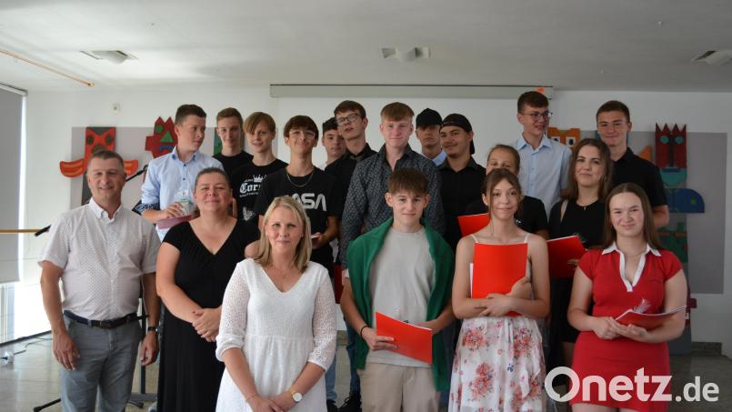 Bürgermeister Schaller, Elternbeiratsvorsitzende Bauer und Klassenleiterin Kraus (alle erste Reihe, von links) gratulieren allen Schülern, besonders den Prüfungsbesten Tobias Götz (1,8), Jessika Ermer (1,5) und Marie Krüger (1,3). Bild: kki