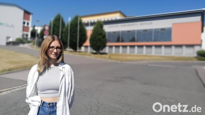 Für ihren guten Abschluss und ihr besonderes ehrenamtliches Engagement an der Doktor-Eisenbarth-Schule wird Diana Dekin von der bayerischen Staatsregierung geehrt. Bild: Winderl, Kristin [wrl]