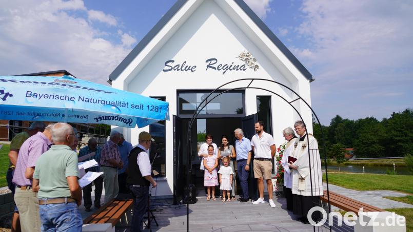Regina (hinten links) und Reinhold Bäumler (hinten Dritter von links) mit Familie, Diakon und Pfarrer bei der Einweihung der Marienkapelle „Salve Regina“ Bild: fvo