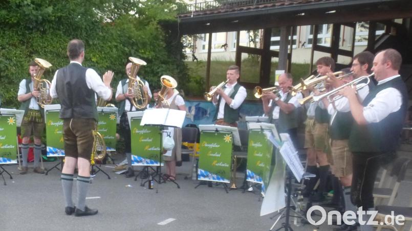 Die Seenland-Musikanten spielten zünftig auf. Bild: mad