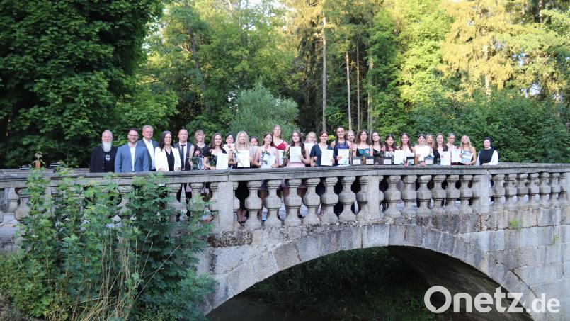 Auf der Muttonebrücke im Klostergarten stellten sich die 22 Jahrgangsbesten mit einer Eins vorm Komma zum Erinnerungsbild – zusammen mit (von links) den Klassenleitern Christian Rieger und Stefan Max, Fördervereinsvorsitzendem Dr. Achim Nemsow, Schulleiterin Kerstin Reiter, Elternbeiratsvorsitzendem Alexander Wurm und rechts Sr. M. Raphaela Kratzer. Bild: Gerhard Skupin/exb