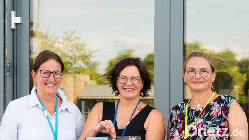 Leitende Oberärztin Barbara Knortz (links) und Oberärztin Iris Rothenbacher (rechts) sind zertifizierte Beraterinnen der Deutschen Kontinenzgesellschaft. Zusammen mit Chefärztin Dr. Susanne Merl (Mitte) haben sie zu einem Forum für Blasenschwäche ins Krankenhaus St. Barbara eingeladen. Bild: Stefanie Beer/exb