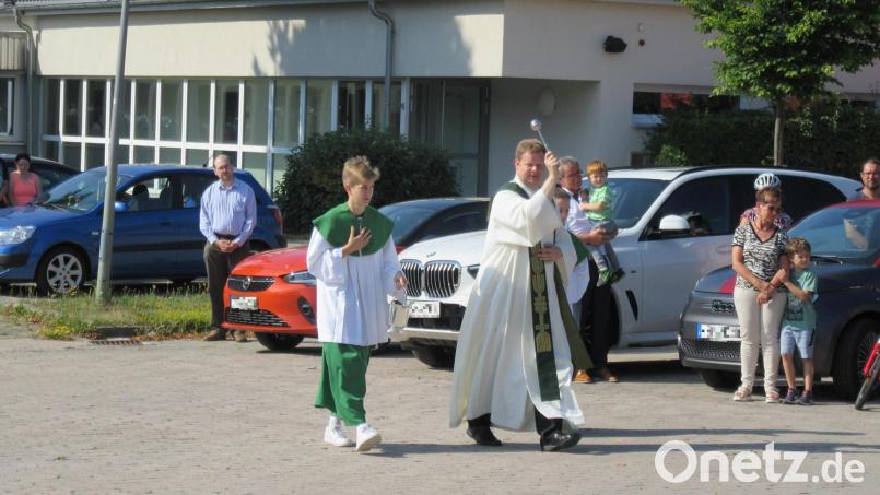 Nach dem ersten Sonntagsgottesdienst segnete Stadtpfarrer Thomas Kraus die Fahrzeuge auf dem Schulplatz der Grund- und Mittelschule. Bild: jzk