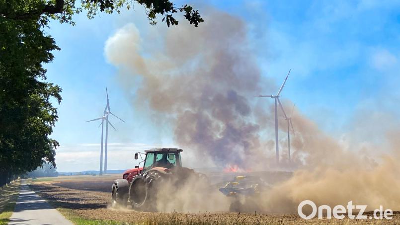 Dunkle Rauchwolken steigen während eines Feuers auf einem Getreidefeld in den Himmel. Durch die lange Trockenheit und etliche Feldbrände sind die Ernten im Landkreis Neustadt/WN deutlich schlechter als gewünscht. Symbolbild: Amira Gollnisch/dpa