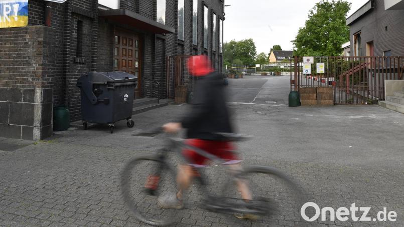 Die Polizei sucht den Täter, der am Weidener Bahnhof ein Fahrrad gestohlen hat. Symbolbild: Roberto Pfeil/dpa
