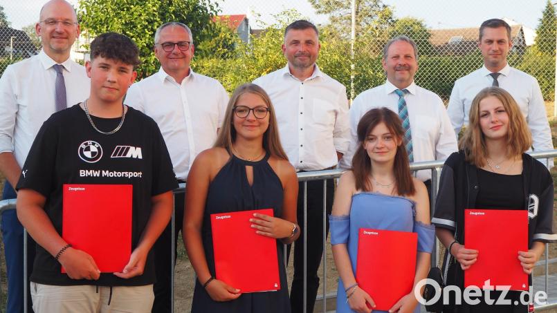 Mit einem Wertgutschein wurden die Jahrgangsbesten der Fichtelnaabtal-Mittelschule ausgezeichnet: Maximilian Müller (vorne, von links), Leonie Serfling, Marie Heinrich und Jana Pscherer. Dazu gratulierten (hinten, von links) Schulleiter Alexander Köstler, Bürgermeister Hubert Kraus, Gemeinderat Heiko Köstler, Bürgermeister Bernhard Schindler und Bürgermeister Wolfgang Söllner. Bild: soj