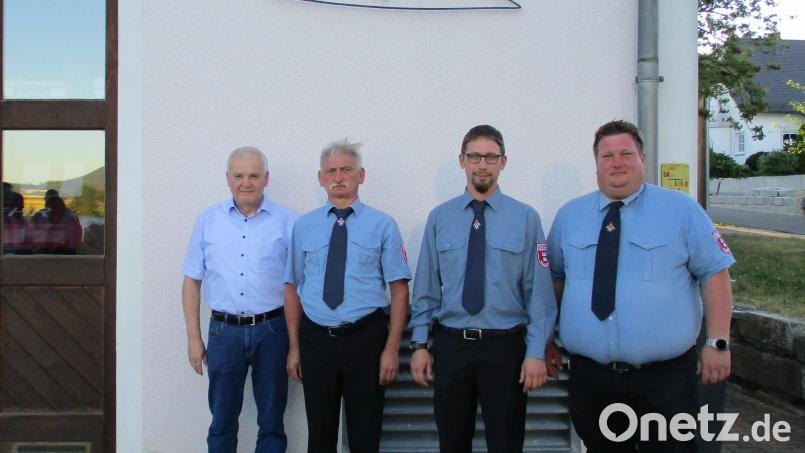 Vorsitzender Georg Redl jun. (rechts) und Bürgermeister Günter Kopp (links) gratulierten Kommandant Ernst Braunreuther (Zweiter von links) und seinem Stellvertreter Daniel Scharf zur Wiederwahl. Bild: Gemeinde Kulmain/exb