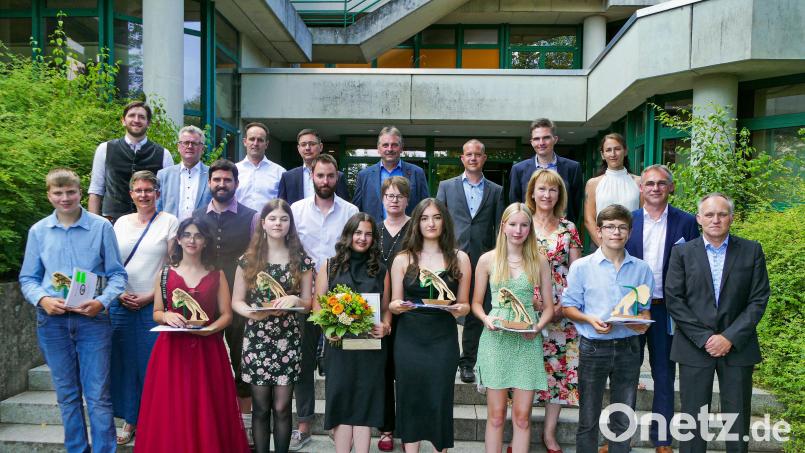 Die Jahrgangsbesten der Krötensee-Mittelschule (vorne, von links) Benedikt Zelka, Ryan Meister, Amelie Hubner, Ajsela Isic (Schülersprecherin), Sarah Vari, Ina Raab und Jonathan Neumüller halten ihre &quot;Krötis&quot; in den Händen; rechts Konrektor Harald Röbl. Mittlere Reihe von links die Lehrkräfte Petra Rumpler, Andreas Schmidt, Max Dietrich und Andrea Schall, Bürgermeisterin Brigitte Bachmann (Birgland), Rektor Peter Danninger; hinten von links Lehrer Matthias Hübner, Bürgermeister Michael Göth (Sulzbach-Rosenberg), Bürgermeister Hans-Jürgen Strehl (Edelsfeld), Zweiter Bürgermeister Benjamin Hiltl (Illschwang), Bürgermeister Hermann Mertel (Hirschbach), Bürgermeister Jörk Kaduk (Königstein), Lehrer Marius Glombitza und die scheidende Elternbeiratsvorsitzende Doris Hecht. Bild: wbe
