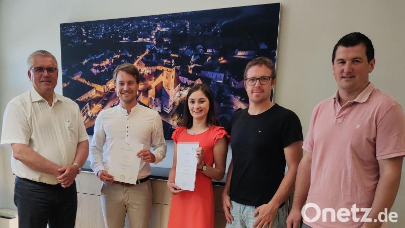 Die Gemeinschaftsvorsitzenden Richard Tischler (links) und Martin Schwandner (rechts) gratulierten zusammen mit dem stellvertretenden Geschäftsleiter Christian Hechtl (Zweiter von rechts) Franziska Wittmann und Markus Gebhard zur erfolgreichen Weiterqualifizierung. Bild: Holzgartner/exb