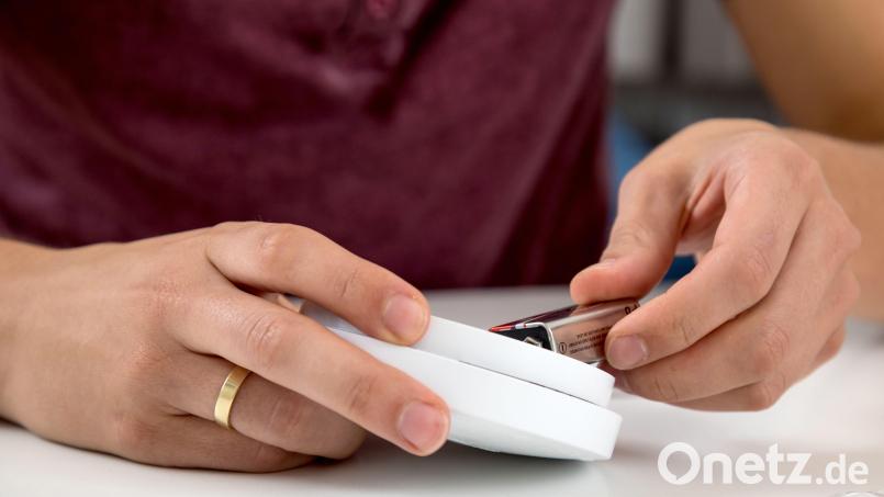 Eine leere Batterie hat dazu geführt, dass ein Rauchmelder in Sulzbach-Rosenberg falschen Alarm gab. Symbolbild: Christin Klose/dpa
