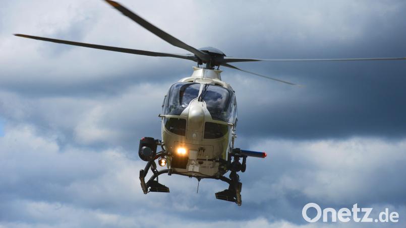 Ein Polizeihubschrauber war bei der Suche nach angeblichen Mitfahrern eines verunfallten Autos bei Pressath im Einsatz Symbolbild: Polizei Bayern