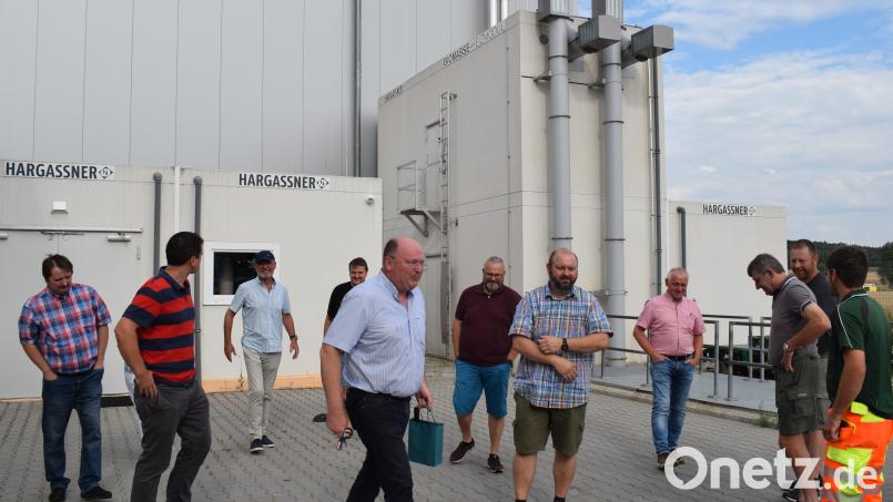 Der Trausnitzer Gemeinderat besichtigte eine zentrale Hackschnitzelheizung als Containerlösung, wie sie bei der Firma Schwandner Logistik in Pfreimd bereits in Betrieb ist. Bild: bnr